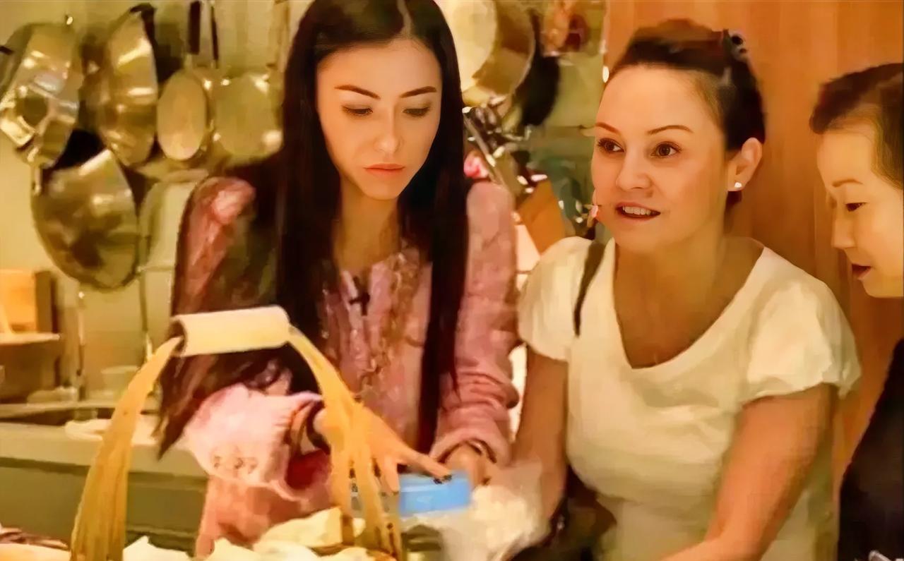 张柏芝离婚时，她的中英混血妈妈气坏了，大骂：“谢霆锋一家子都是戏子！” 她妈妈骨