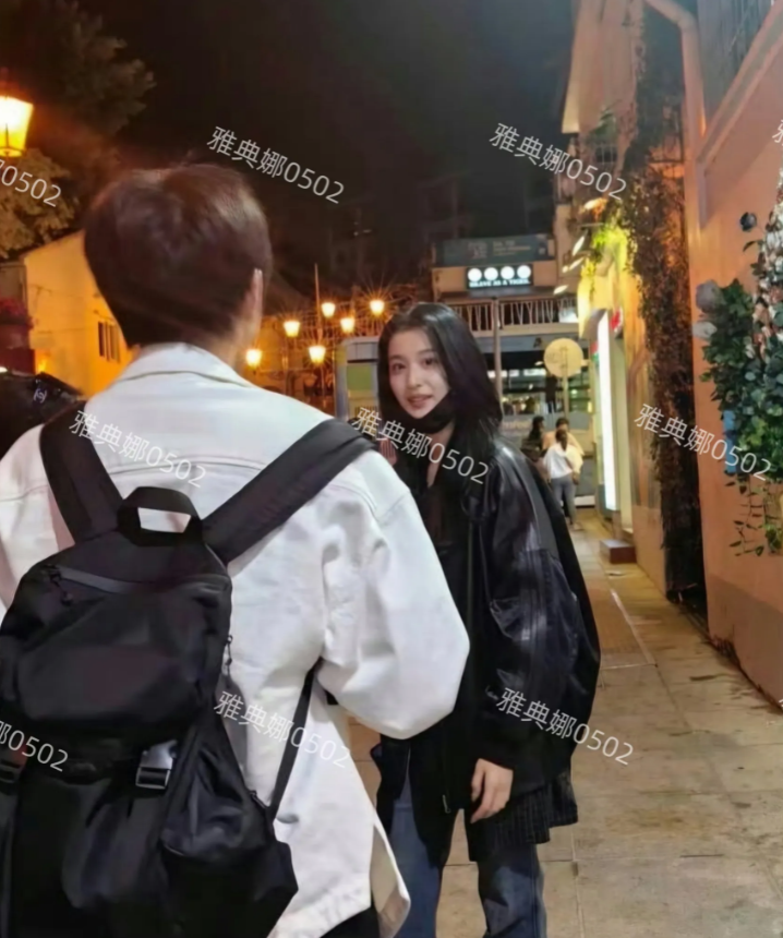 王楚然真是大美女，本人超级漂亮，个子高皮肤好脸小腿长生图十分扛打。
真人年轻显小
