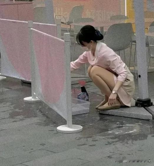 她这一个月的收入应该很高吧?