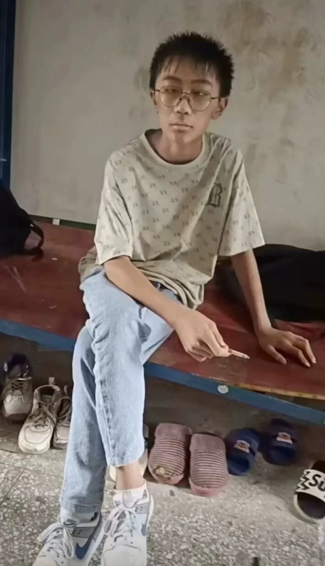 小小年纪到底经历的什么，
看着这么吓人