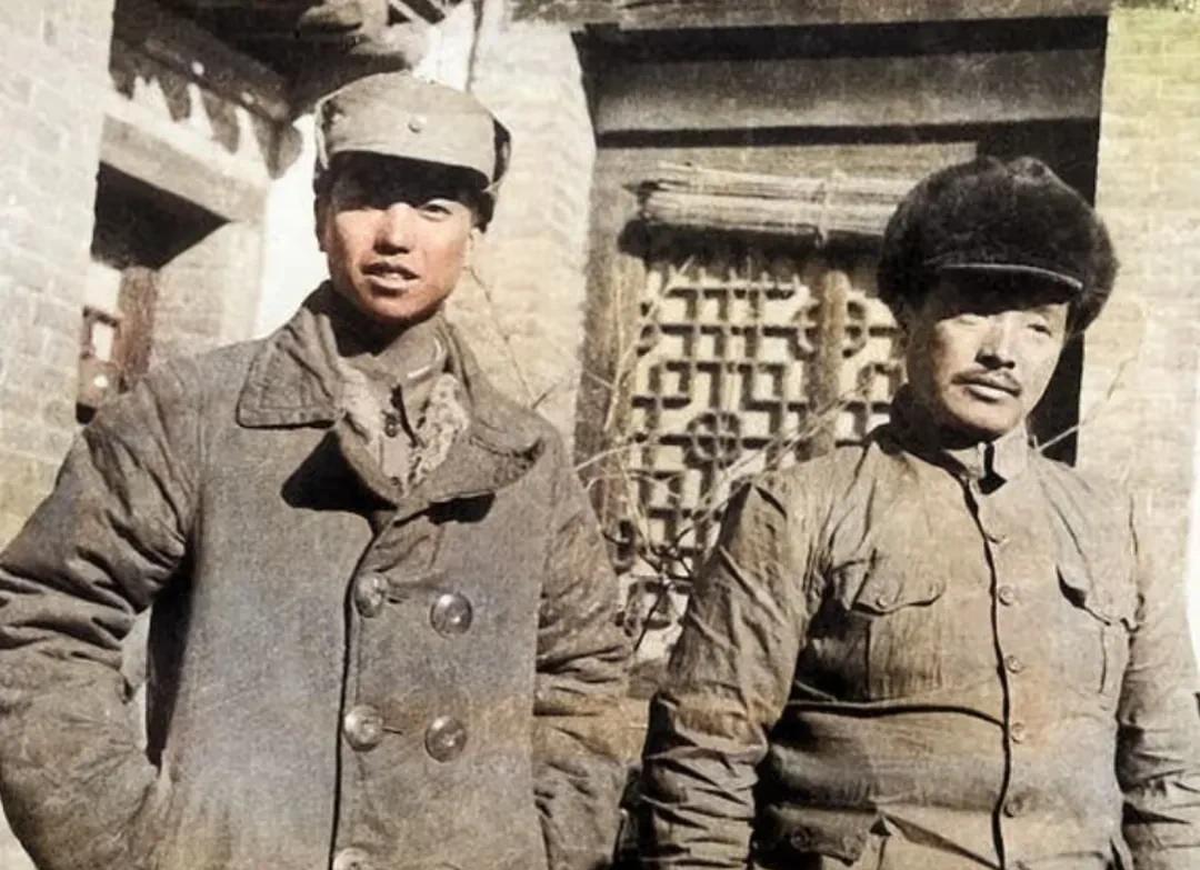 抗战时期的贺龙和萧克，二人既是亲密的战友，又是连襟亲戚。
说是亲密的战友，是因