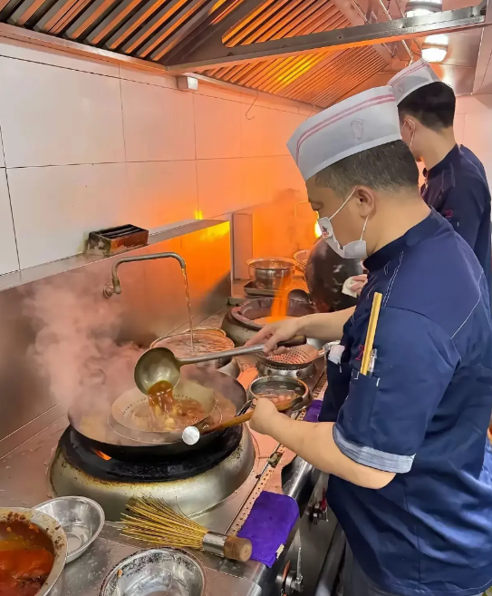 2月10日麻六记员工稚嫩直播虽然不会但是学习，直播间现在3万人，后厨都给炸出来了