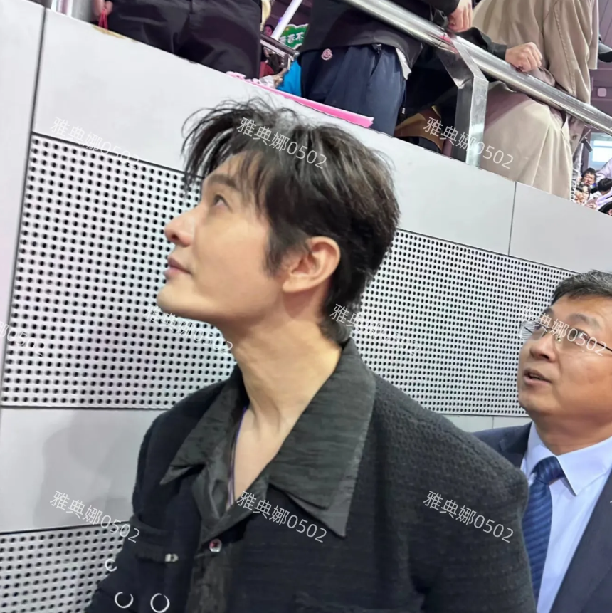 黄晓明回母校青岛一中参加百年校庆，本人还是很瘦很帅很年轻的，就是这个假发太厚重太