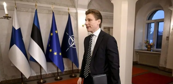 芬兰这帮人，玩儿得挺绝。

周四，芬兰政府突然蹦出个主意，说要禁止那些“搞侵略战