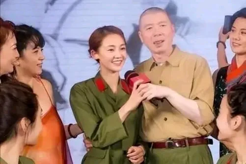 猜猜照片里站在冯小刚旁边的美女是谁啊？看起来很熟悉，一时想不起来叫什么名字？有人