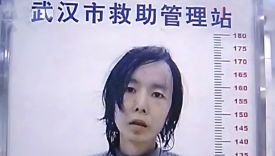 湖北小伙为打游戏，与父母断联10年，2011年，回到家乡与父母相聚，没想到7天后
