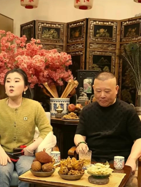 还得是郭德纲，4个小时的直播，一点有用的东西也不说

四小时直播，郭德纲老师准时