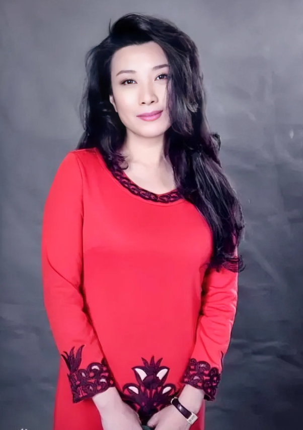 见过有气质的女演员，真没见过这么有气质的女演员。
她是山东青岛人，海军大校军衔，