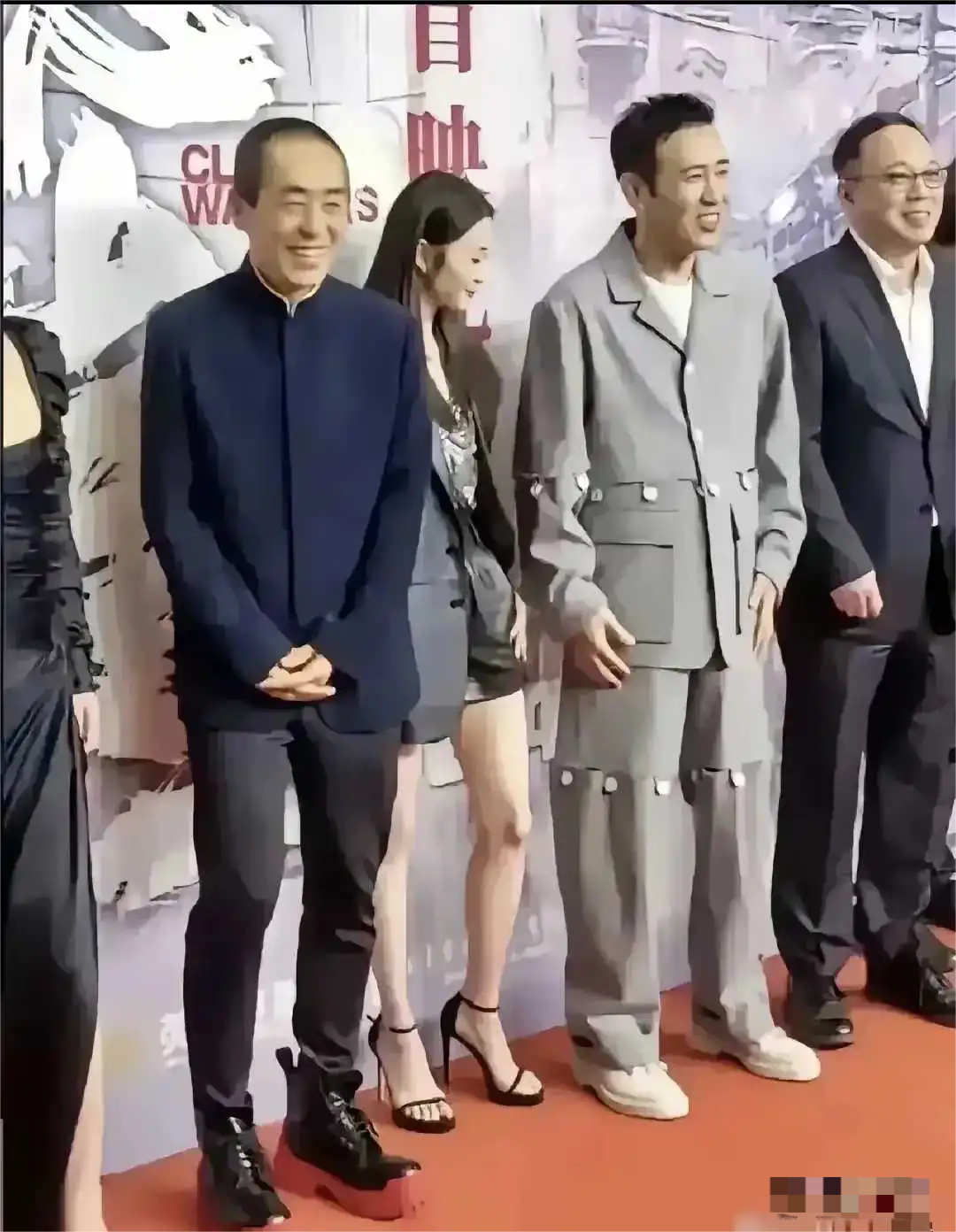 老谋子的鞋子最起码给他增高15cm