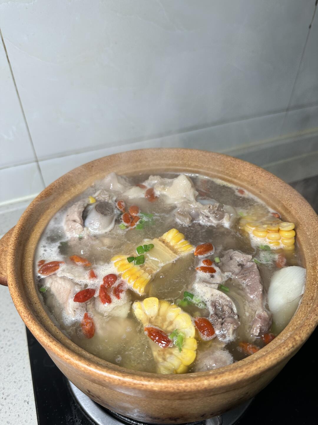 邻居下午四点发信息和我说代烧3个菜，她突然要加班，来不及买菜烧饭了。匆匆忙忙给她