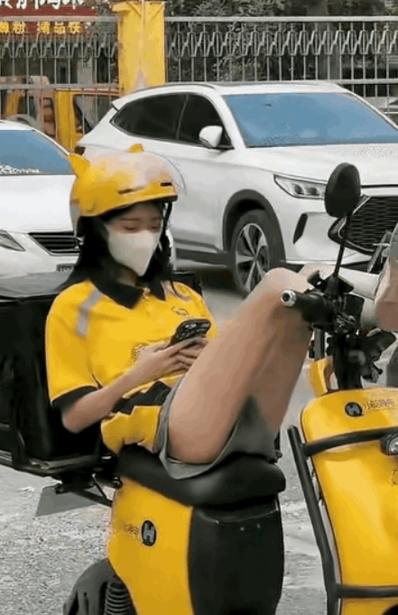 外卖小姐姐，不管你是休息或工作时间刷手机，咱暂且不说，你这坐姿有些不妥啊！[捂脸