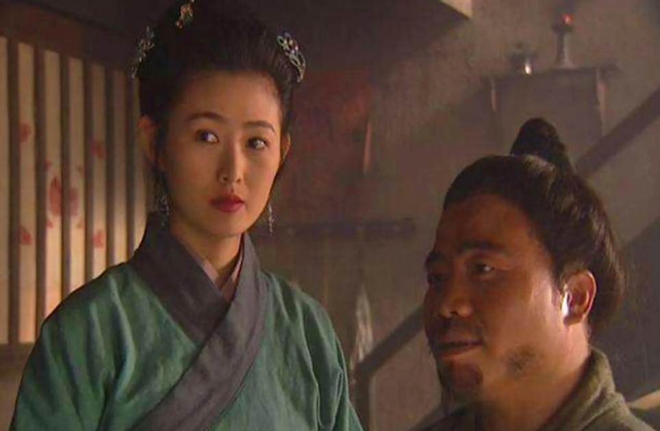 潘金莲那么漂亮，为什么要嫁给武大郎。
想象一下，假如你在县城里有一个带有商铺的二