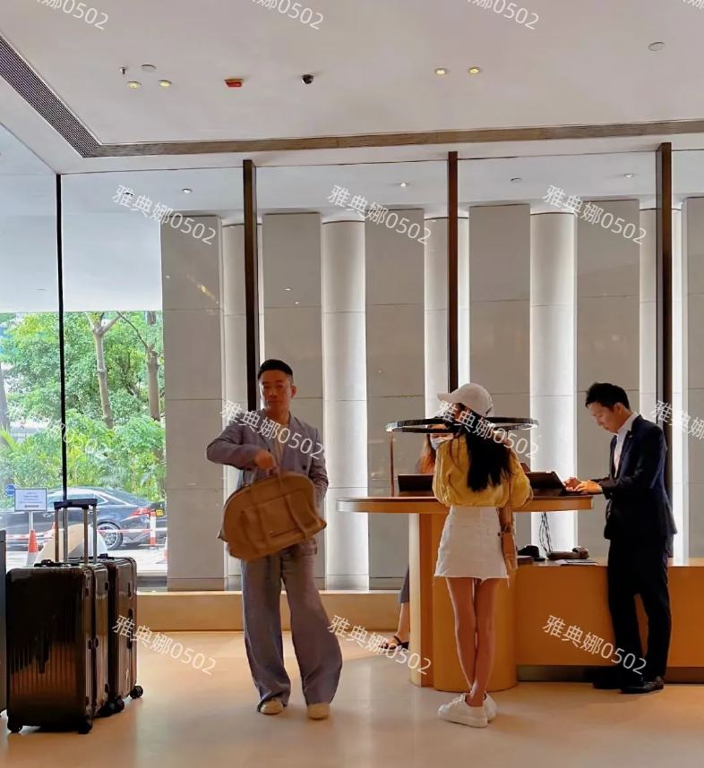 香港酒店偶遇汪小菲马筱梅，马筱梅一脸高科技医美痕迹很重看着有点儿奇怪，但身材和头