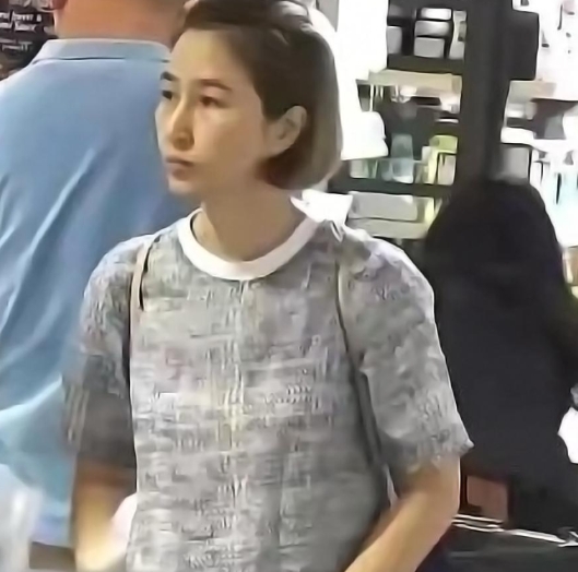 张家辉的老婆关咏菏已经60岁了，她的花期是真的长啊！