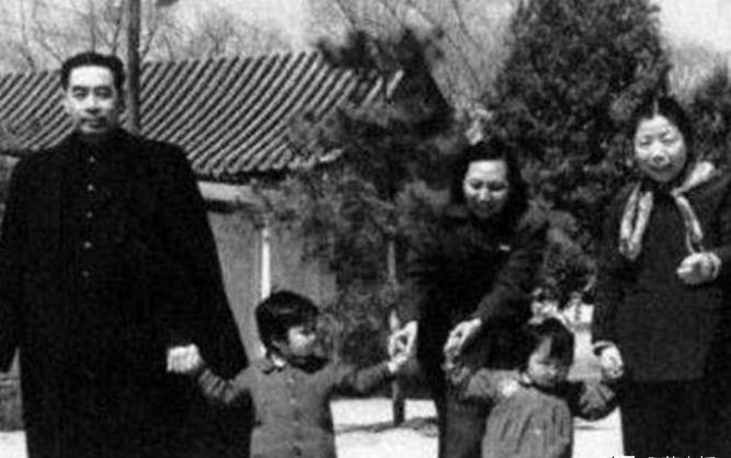 直到1978年，总理去世两年后，他的身份才被曝光：父子俩竟然只见过一次面！
在那