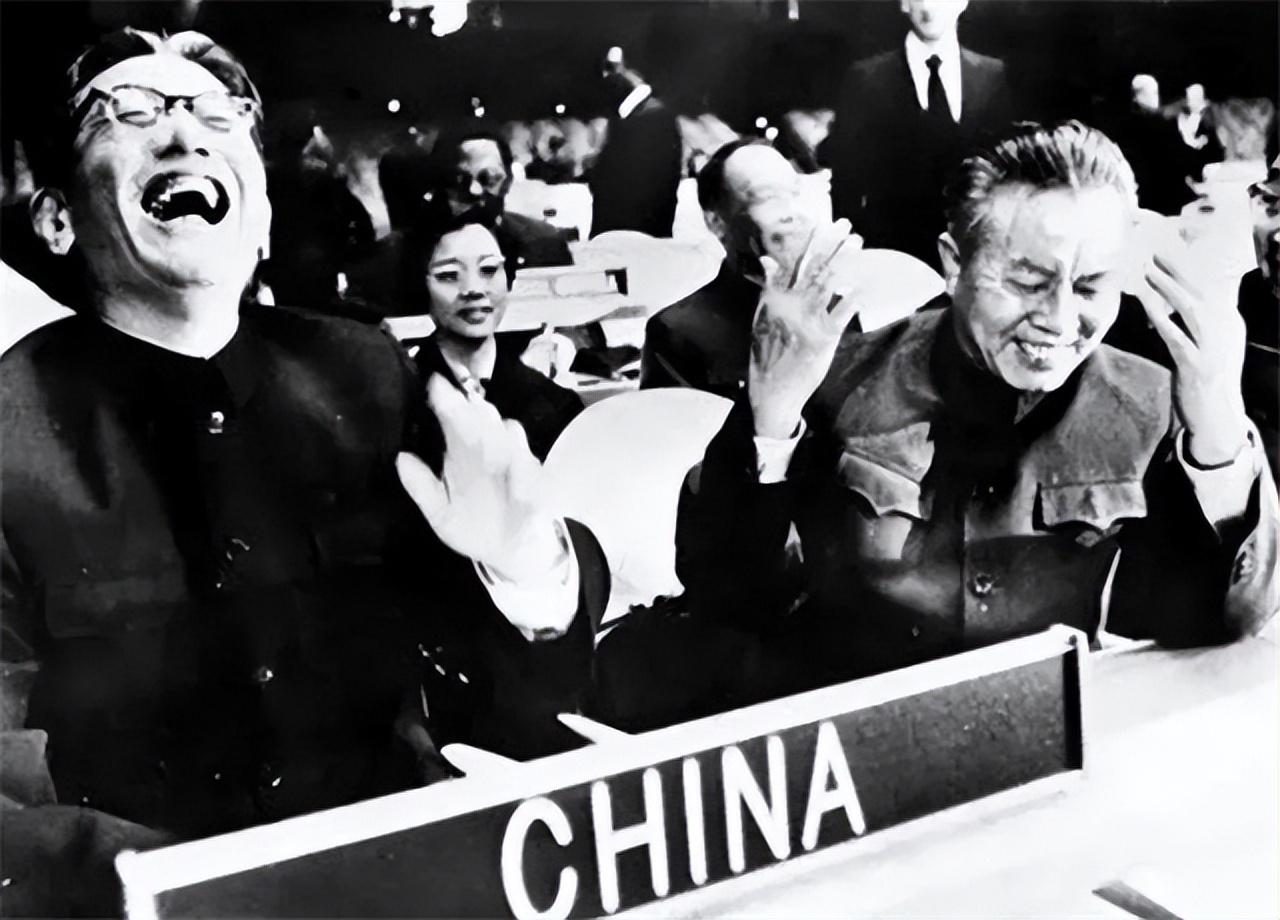 1971年10月25日，联合国大会在美国纽约的会议大厅内举行了一个历史性的投票。