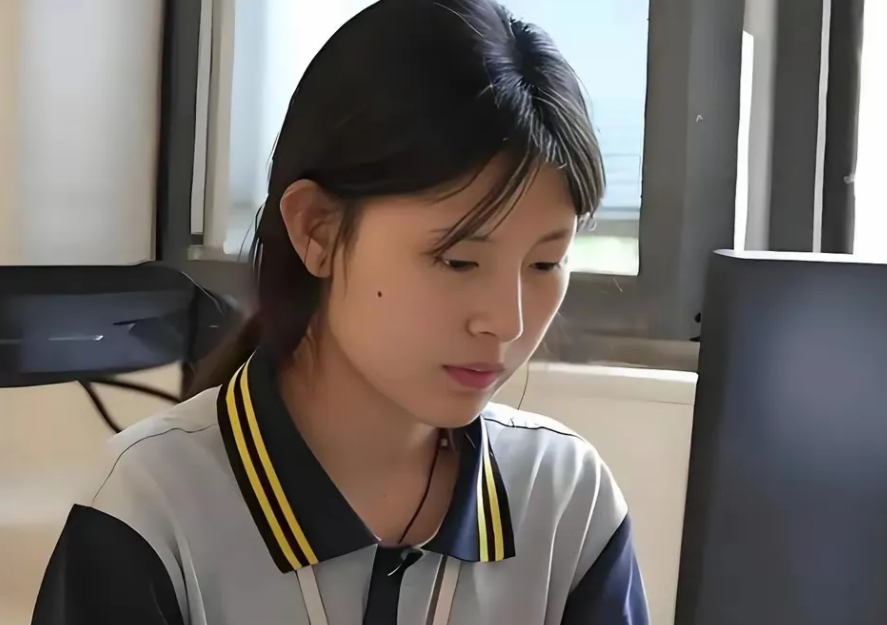姜萍的粉丝要将她推向“万劫不复”啊！

姜萍的粉丝群体，原本应是支持她的坚实后盾