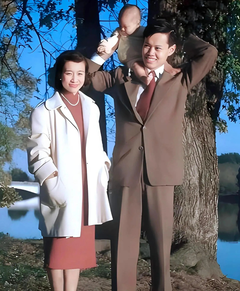 1951年，杨振宁与原配夫人杜致礼带着一岁儿子杨光诺在美国游山玩水。他们的这张合