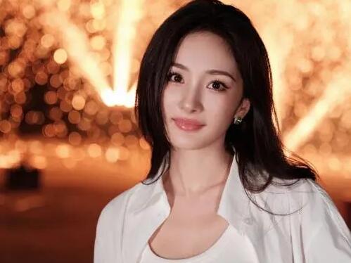 杨幂被这浏阳烟花的浪漫深深打动