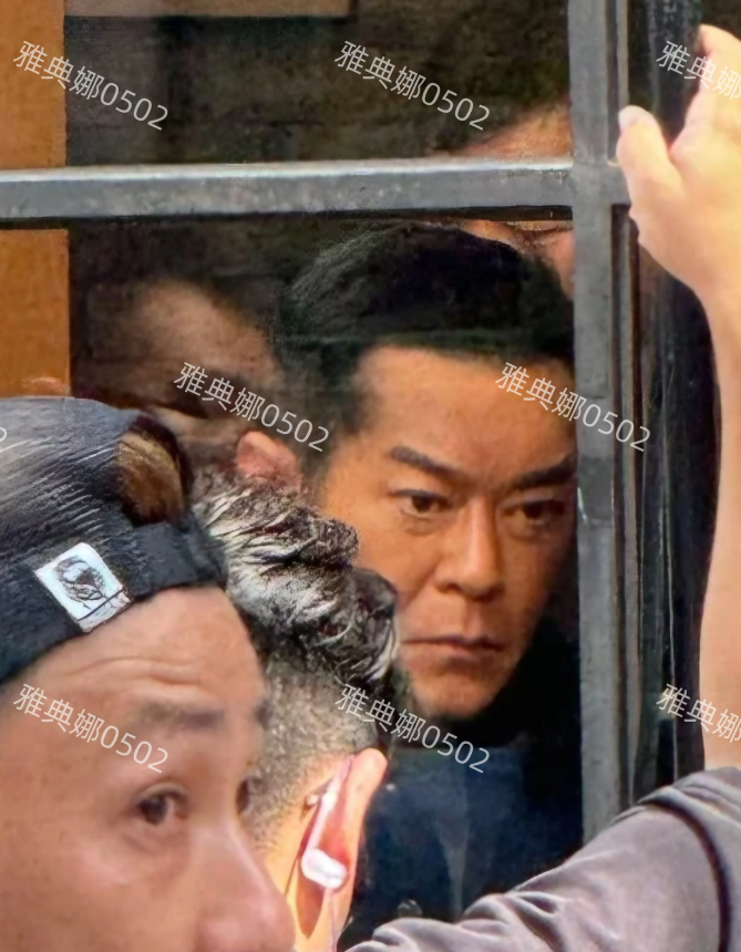 铜锣湾偶遇古天乐拍戏，本人脸真的很僵，皮肤很黑眉毛又浓又粗，看起来很凶。