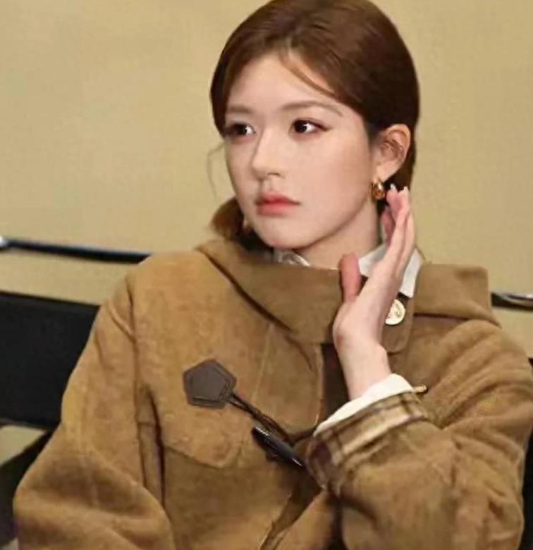 赵露思晕倒前向好友求救！含泪说“救救我”。
 
以前也不胖啊，圆脸多可爱，变成尖