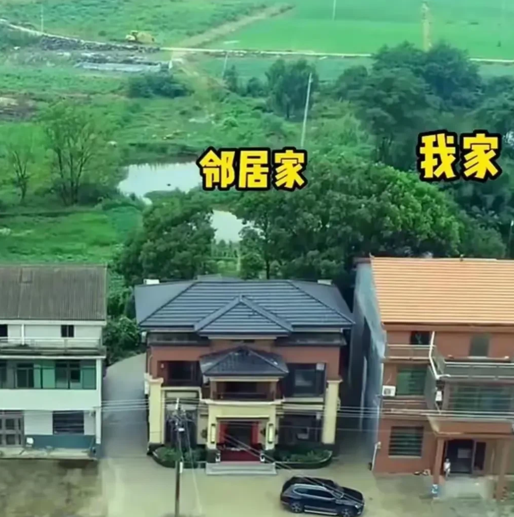农村人盖房子，
都喜欢攀比，
谁家盖的房子更高，
更豪华！
可是邻居家明明是富豪