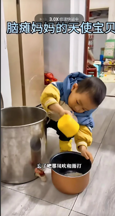 太令人感动了，昨天在网上看到一个报道，一个三岁多的小男孩，居然像成年人一样，淘米
