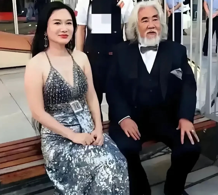 离开美颜滤镜的杜星霖，看起来好一般，长相平凡，却能遇见一生的挚爱张大导演。从她珠