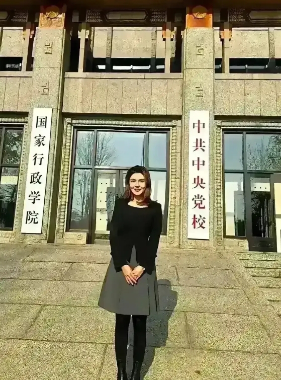 我的个乖乖，我在北京中央党校门口碰到了谁？真的太惊艳了，叫人看得都移不开眼啊！好