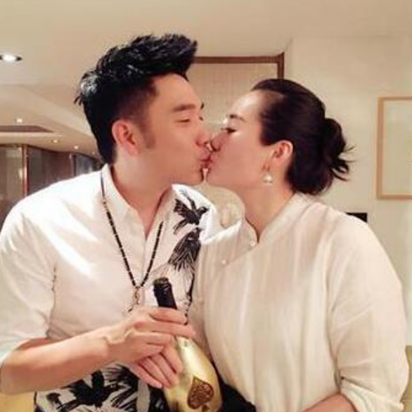 1995年，林依轮成名后娶了选美亚军西华，婚后他把600万积蓄都交给了老婆保管，