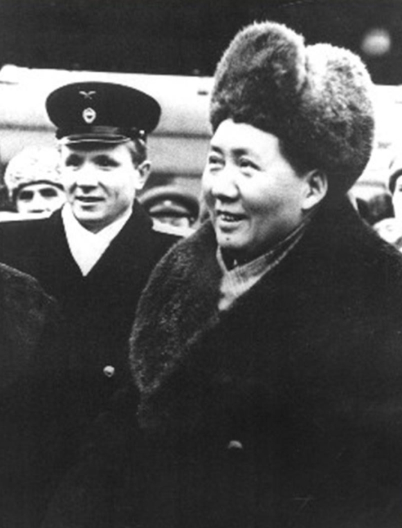 1950年，毛主席结束了对苏联的访问，踏上回国的旅途。当专列经过贝加尔湖畔，他突