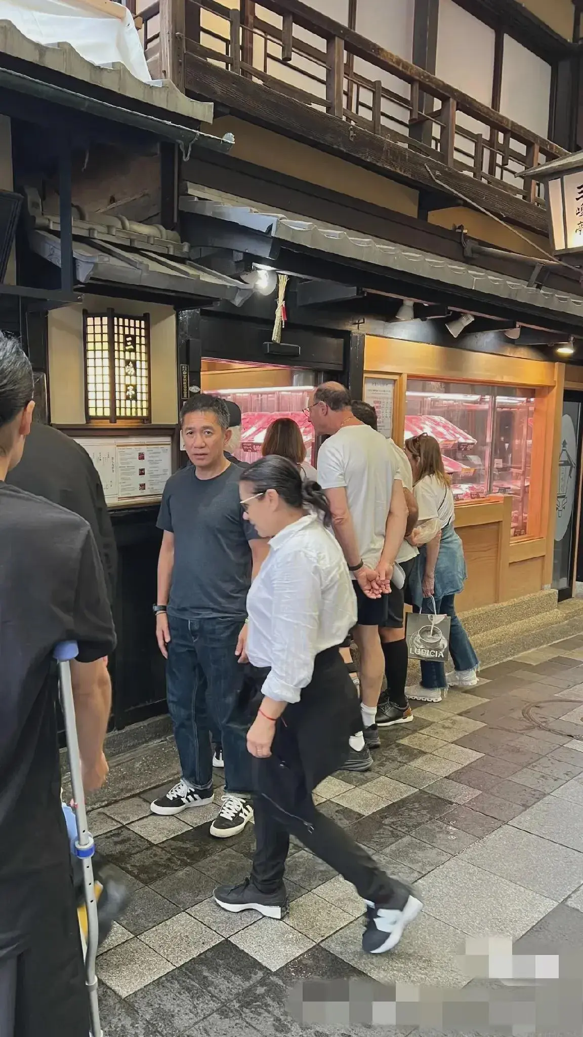 天啊，网友偶遇梁朝伟在日本京都，忽然被拍到梁朝伟都没有反应过来，样子愣住了好尴尬