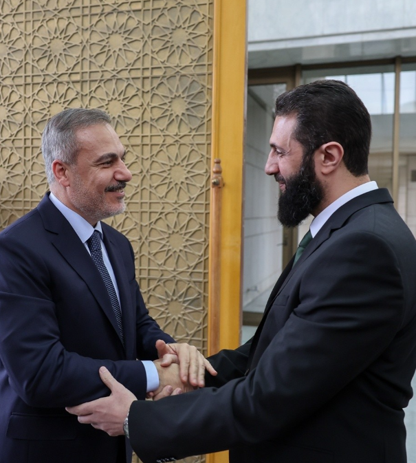 土耳其外长苏菲与HTS头目朱拉尼会晤，说是要在霍姆斯附近建立2个大型的军事基地，