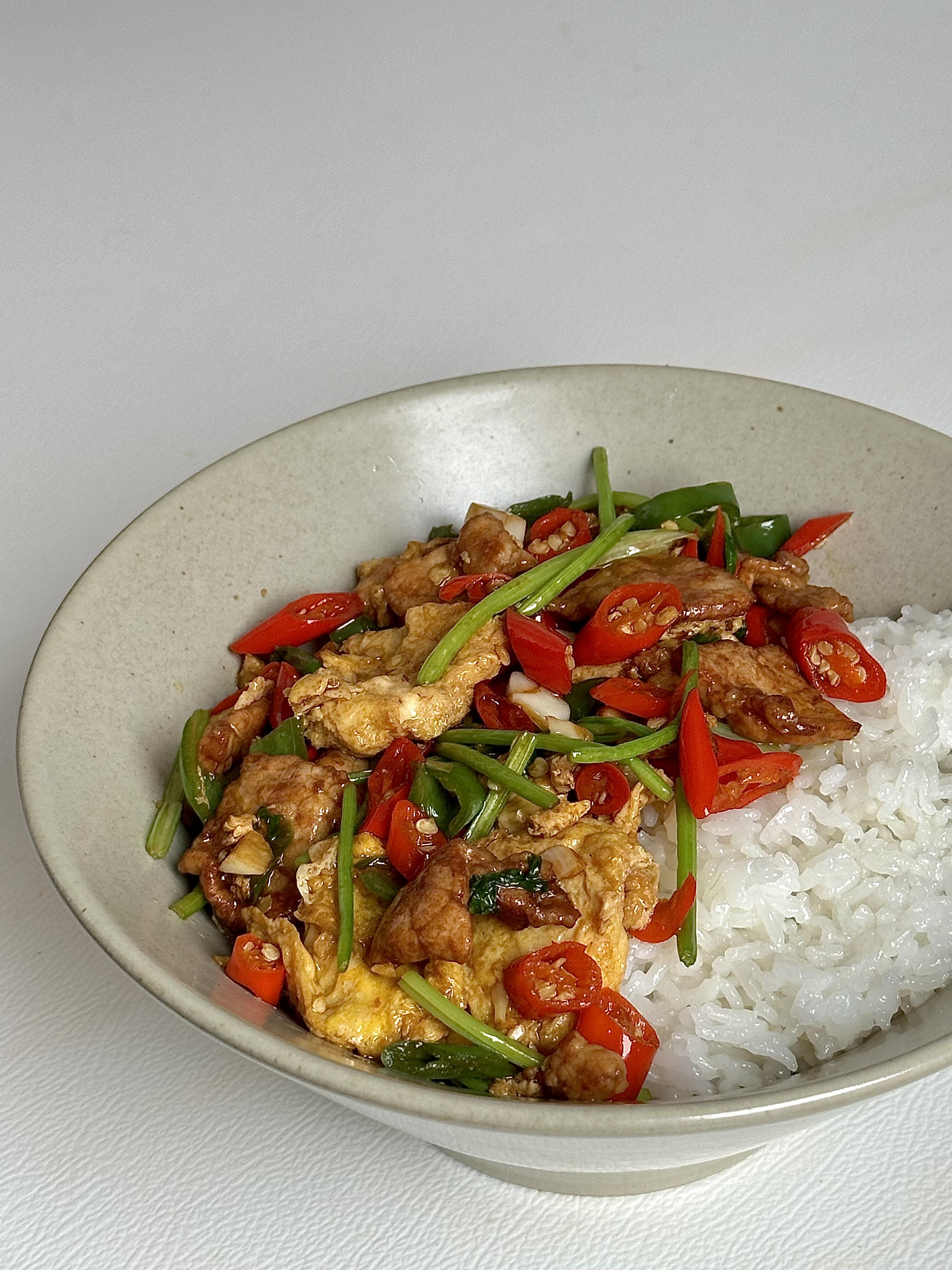 香辣下饭的油爆鸡蛋肉片，巨香巨入味！
无辣不欢宝子的福音，一碗锅气十足，香辣过瘾