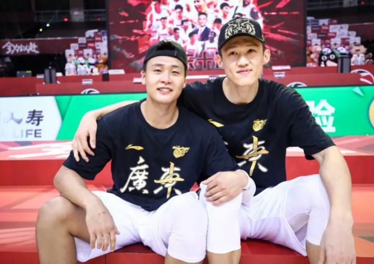 为什么广东球迷不喊“还我周鹏和赵睿”呢？
1、周鹏在广东效力了16年，获得了8个