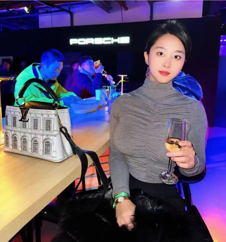 灰高领衫配黑裙，手拿香槟，时尚优雅范儿。