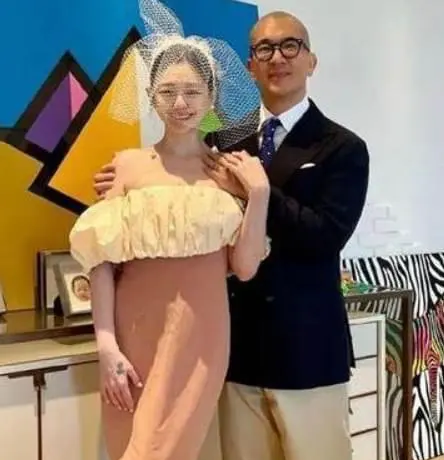 汪小菲也没招了，前妻大S在与具俊晔结婚是，戴的头纱也是刷他的卡买的。
而且大S的