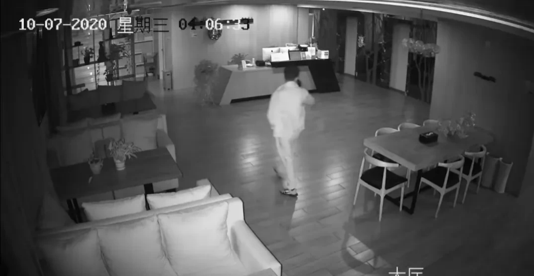 重庆，一男子翻墙进入酒店，突然听见某房间，传来男女不可描述的声音，男子趴在门口听