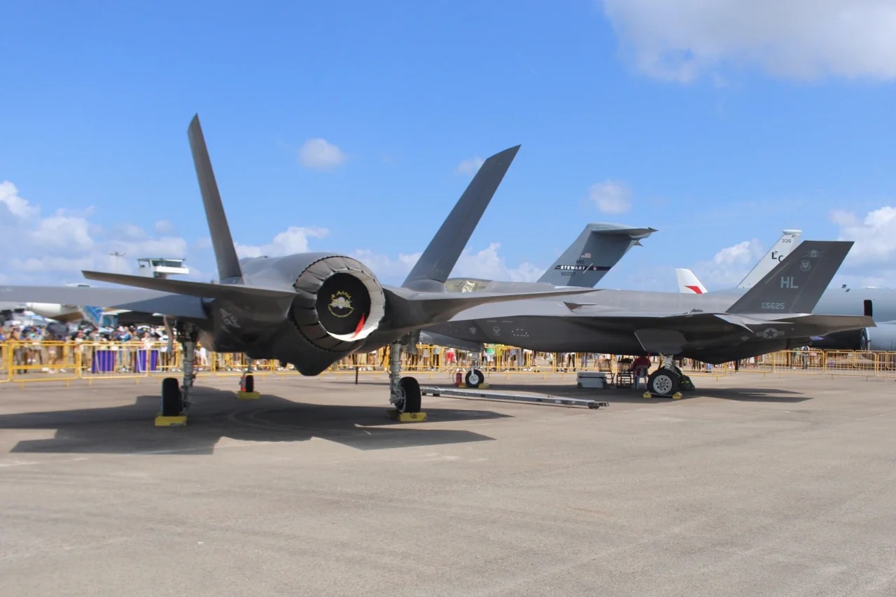 冒死拍摄：F-35A战斗机细节，大家看下
