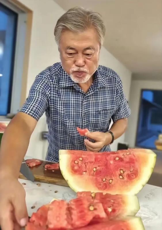 文在寅吃的这种瓜，皮那么厚，籽那么大，瓤那么黄，居然还是韩国的顶级西瓜。对此韩国