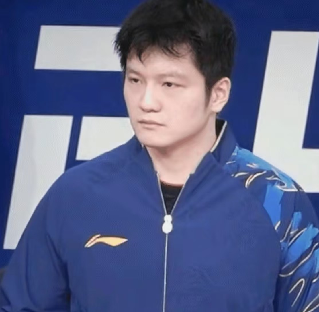 哈哈，什么情况？东东伸着手眼巴巴地望着周凯来