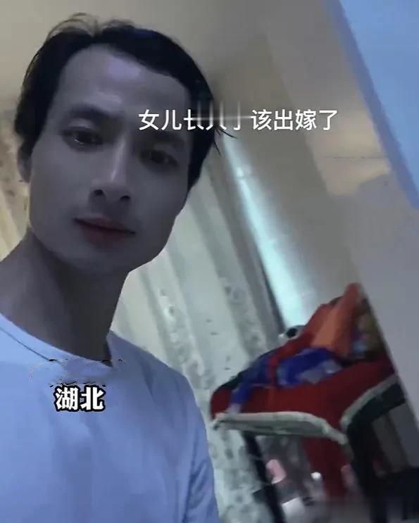 在湖北，有一名男子无聊时拍了一个视频，展示了他的小棉袄。他感叹着小棉袄已经长大了