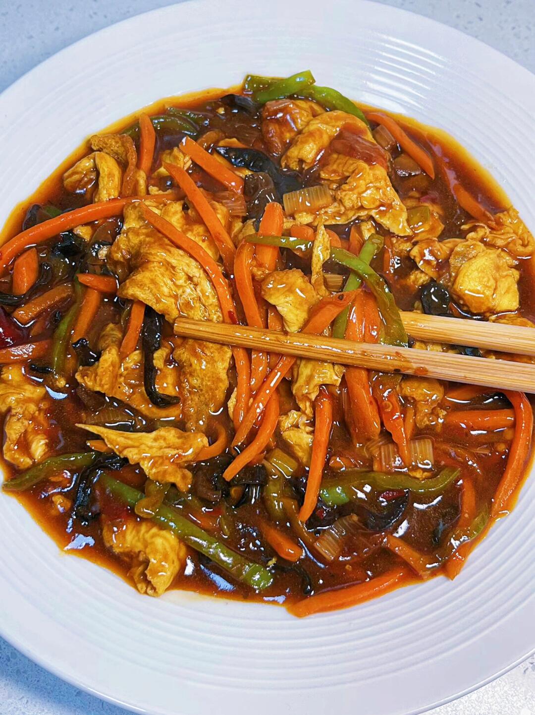 真没想到鸡蛋这样炒竟这么好吃，每块鸡蛋都裹满了浓郁的酱汁，酸甜可口，拌米饭都能多