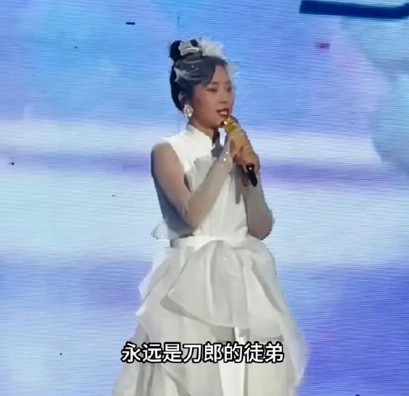 云朵傻眼了！ 不光《我的楼兰》、《爱是你我》、《西海情歌》等经典曲目被禁唱，就连