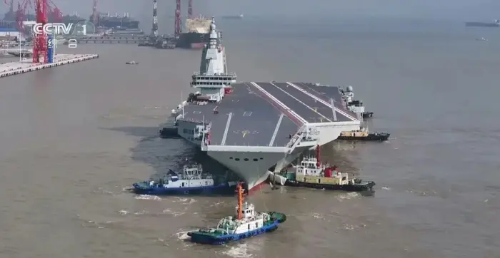 鹰酱：你这艘航母八万吨 数据不太对啊？ 兔子：有啥不对的 鹰酱：我的尼米兹号航母