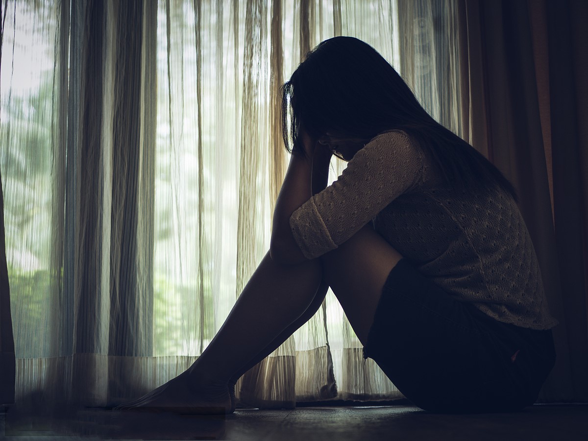 湖北一名女子逛街偶遇男子，当晚就开房发生关系，并同居在一起怀了孕，男子父母觉得女