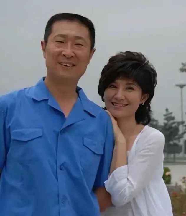 他们现实中原来是夫妻俩，左边的是著名的内地影视男演员林永健，一双迷人的小眼睛，右