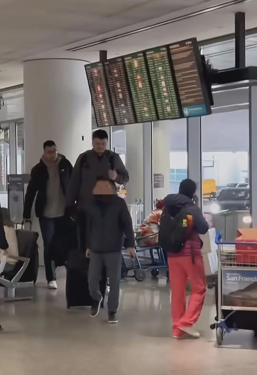 
 
 
中国篮球界最近发生了一件让人深思的事。那位身高两米二六的传奇人物彻底放