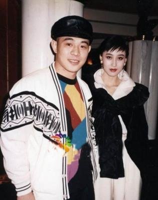 61岁李连杰和63岁利智近照曝光，难敌岁月。哎，时间真是把杀猪刀啊，谁都逃不过，