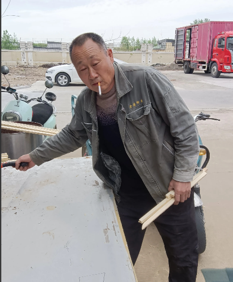 在辽阔的农田边，住着一位七十高龄的老光棍。他孤独地耕耘着自己的土地，日复一日，年